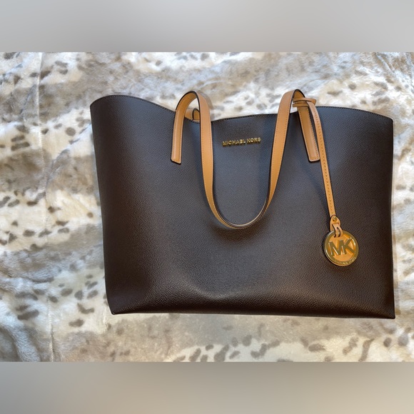 MICHAEL Michael Kors Handbags - Michael Kors Hayley Large Tote with Wristlet